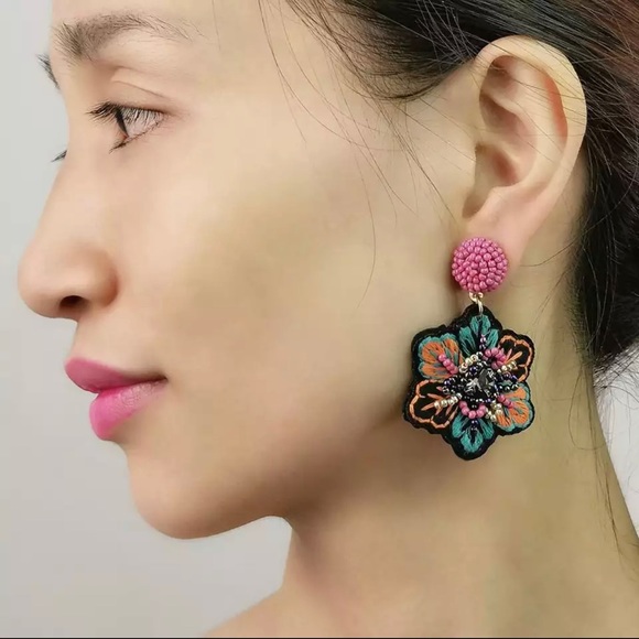 Embroidered earring - Picture 2 of 4